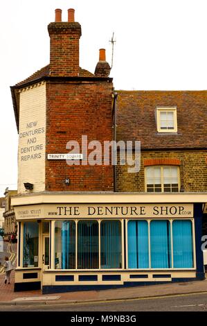 Das Gebiß shop, Ramsgate, Kent, England. Altmodische Spezialist Laden um die Ecke mit geschlossenen blauen Jalousien Stockfoto