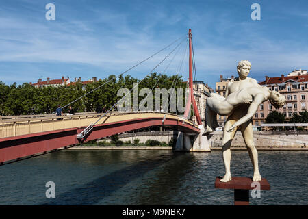 Das Gewicht der Statue auf der Saone Ufer in der Nähe des Palais de Justice Fußgängerbrücke, Lyon, Rhone, Frankreich. Stockfoto