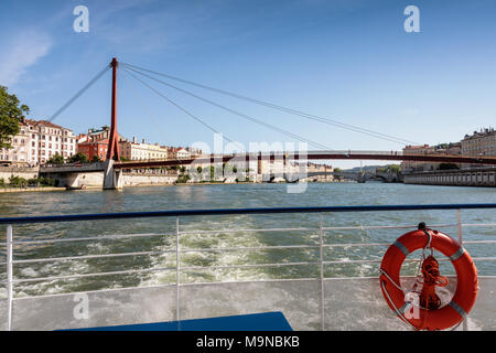 Palais de la Justice Fußgängerbrücke auf der Saone Fluss von der Rückseite eines Vergnügens Cruiser Boat, Lyon, Frankreich. Stockfoto