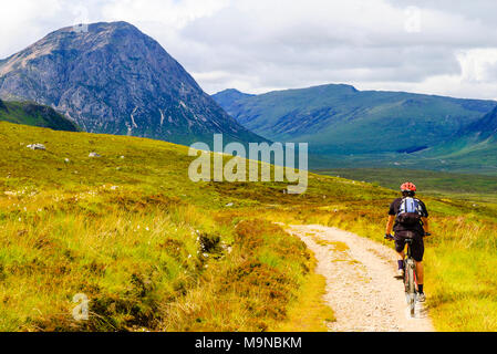 Mountain Biker Buachaille Etive Mor nähern auf dem West Highland Way, Schottland Stockfoto