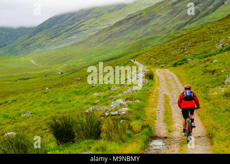 Mountain Biker in die allt Nathrach Tal zwischen Kinlochleven und Fort William auf dem West Highland Way, Schottland Stockfoto