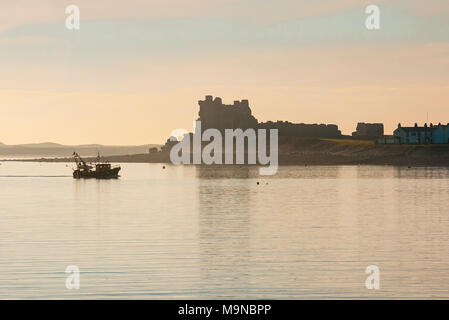 Angeln Boot übergibt Piel Burg auf Piel Island in der Nähe von Barrow-in-Furness Cumbria Stockfoto