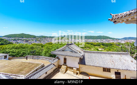 Weitwinkelaufnahme von Himeji von oben auf das Schloss Stockfoto