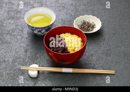 Awa zenzai, süße adzuki rote Bohnen Paste mit gekochten Proso Hirse, traditionelle japanische Dessert Stockfoto