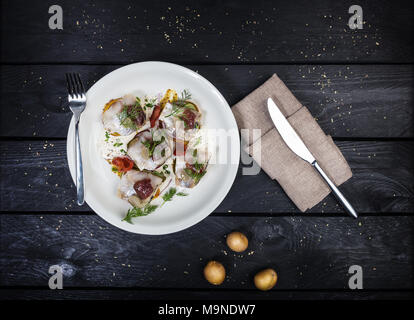 Russische snack von gesalzene Heringe, Kartoffeln und Gurken Stockfoto