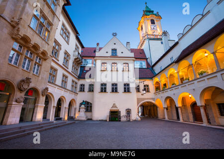 Altes Rathaus in Bratislava. Bild des Rathaus Gebäude und Uhrturm der Hauptplatz in der Altstadt von Bratislava, Slowakei. Stockfoto