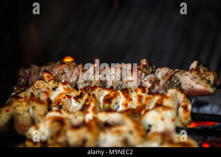 Hot Würziges Fleisch Grill, Schaschlik, Kebab, Spieß auf dem Grill Stockfoto