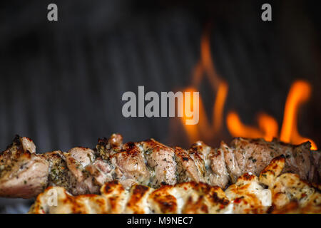 Hot Würziges Fleisch Grill, Schaschlik, Kebab, Spieß auf dem Grill Stockfoto