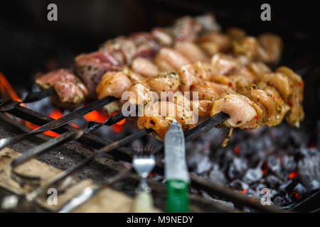 Hot Würziges Fleisch Grill, Schaschlik, Kebab, Spieß auf dem Grill Stockfoto