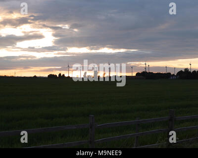 Sonnenuntergang über Feld- und Windenergieanlagen, Lincolnshire Stockfoto