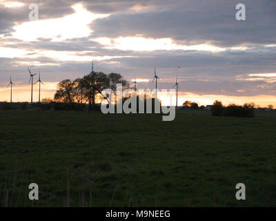 Sonnenuntergang über der Windkraftanlagen, Mablethorpe, Lincolnshire Stockfoto