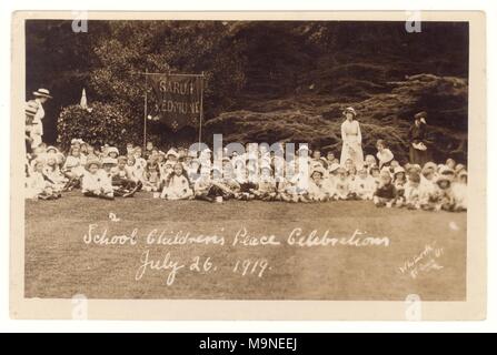 Original WW1 Ära Postkarte der Schule Kinder Friedensfeier, Juli 26 1919, um das Ende des 1. Weltkrieges zu feiern. Sarum St. Edmund, Salisbury, Großbritannien Stockfoto