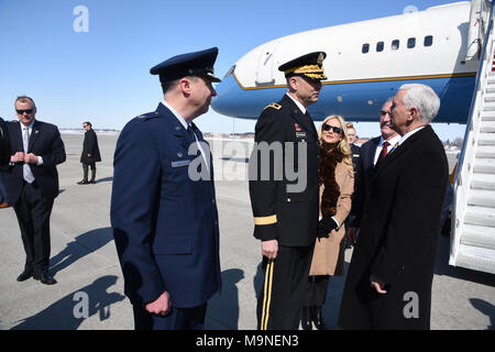 Von rechts nach links United States Vice President Mike Pence begrüßt wird durch North Dakota Gouverneur Doug Burgum, und seine Frau, die First Lady Kathryn, Generalmajor Al Dohrmann, die N.d. Adjutant General und Oberst Britt Hatley, der 119 Wing Commander, wie Pence am North Dakota Air National Guard Base, Fargo, N.D., 27. März 2018 eingegangen ist. (U.S. Air National Guard Foto von Senior Master Sgt. David H Lipp) Stockfoto