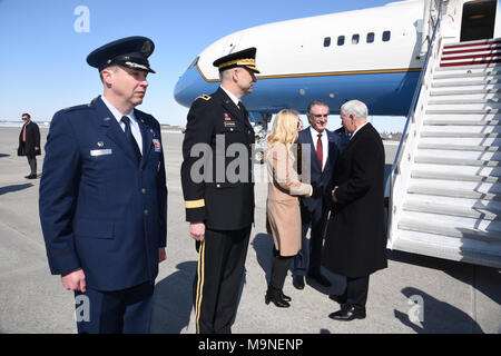 Von rechts nach links United States Vice President Mike Pence begrüßt wird durch North Dakota Gouverneur Doug Burgum, und seine Frau, die First Lady Kathryn, Generalmajor Al Dohrmann, die N.d. Adjutant General und Oberst Britt Hatley, der 119 Wing Commander, wie Pence am North Dakota Air National Guard Base, Fargo, N.D., 27. März 2018 eingegangen ist. (U.S. Air National Guard Foto von Senior Master Sgt. David H Lipp) Stockfoto