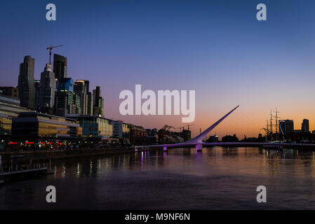 Puerto Madero Bezirk, Puente de La Mujer (Brücke der Frau) von Architekt Santiago Calatrava, Buenos Aires, Argentinien Stockfoto