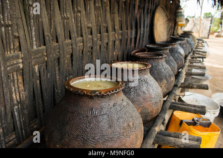 Lehm Töpfe für die Gärung und Destillation von Saft und Palm sap für lokalen Palm Alkohol, toddy palm Wein, Wein, Htan ihr, in der Nähe von Bagan, Myanmar, Birma Stockfoto