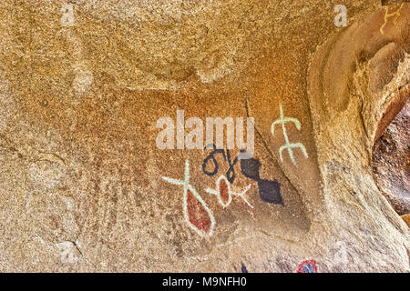 Einzigartige Indianische Felszeichnungen in Höhlen in Joshua Tree National Park im südlichen Kalifornien USA gefunden Stockfoto