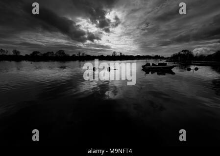 Winter Szene am Fluss Stour bei CHristchurch in Dorset mit Approaching Storm clouds im ruhigen Wasser des Flusses reflektiert Stockfoto