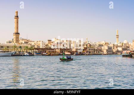 Dubai Creek abra Boot mit Blick auf die Grand Mosque Minaret, Dubai Creek, Dubai, VAE Stockfoto