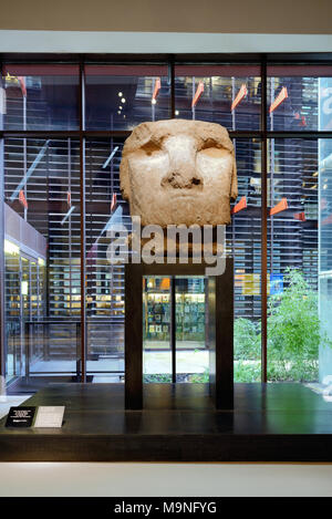 Die Moai Vorfahr Kopf Statue Osterinsel c 11-15 th in der Eingangshalle des Quai Branly Museum oder das Musée du Quai Branly, Jacques Chirac, Paris, Frankreich Stockfoto