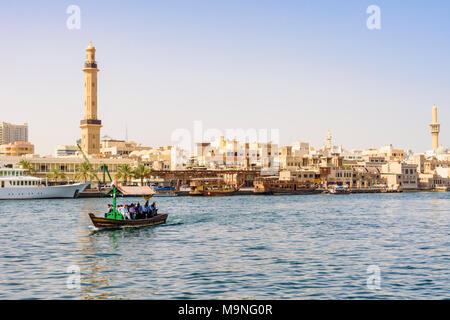 Dubai Creek abra Boot mit Blick auf die Grand Mosque Minaret, Dubai Creek, Dubai, VAE Stockfoto