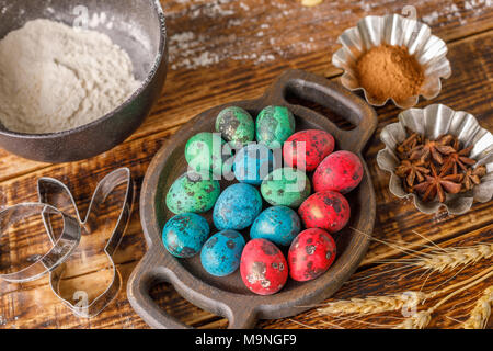 Noch immer leben auf einer hölzernen Hintergrund. In verschiedenen Farben bemalt Wachteleier. Stockfoto