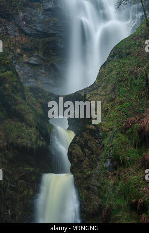 Das Auge der Natur, (Pistyll Rhaear) ein mächtiger Wasserfall wie der siebte höchsten im Vereinigten Königreich, Nord Wales, Großbritannien bekannt. Stockfoto