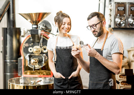 Baristas Kontrolle der Qualität des Kaffees Stockfoto