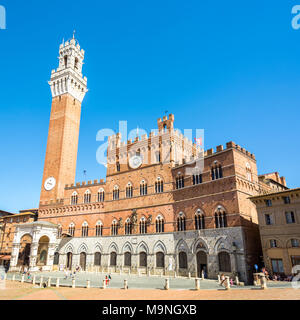 Palazzo Publico und Torre del Mangia Mangia (Turm) in Siena, Toskana, Italien Stockfoto