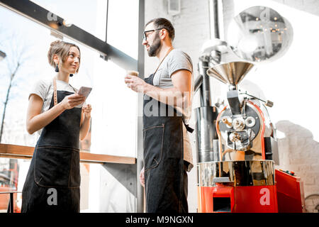 Baristas sprechen in der Coffee Shop Stockfoto