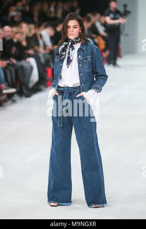 ZAGREB, KROATIEN - 23. MÄRZ 2018: Fashion Model Tragen von Kleidung für Frühling - Sommer, von Robert Sever auf die bipa Mode. hr fashion show Stockfoto