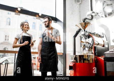 Baristas sprechen in der Coffee Shop Stockfoto