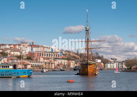 Der Matthew von Bristol mit it's motor Touristen um die Schwimmenden Hafen zu nehmen. Stockfoto