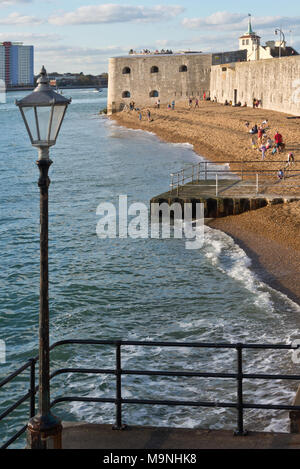 Blick vom Victoria Pier entlang vorbei an den heißen Wänden runden Turm und Battery Point im Eingang auf der Suche nach Portsmouth Harbour. Stockfoto