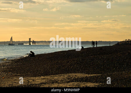 Blick acros den Solent in Richtung Isle of Wight vom Meer in Southsea, Portsmouth, Hampshire mit Hovercraft und andere Schiffe vorbei Stockfoto