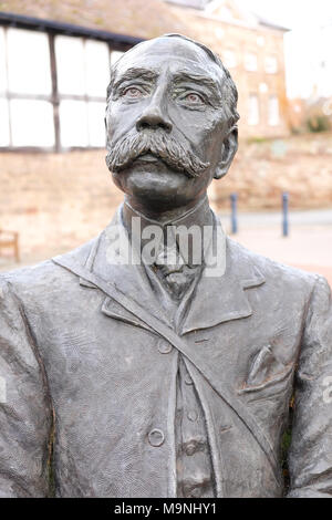 Hereford Großbritannien Statue des Komponisten Sir Edward Elgar neben dem Dom Stockfoto