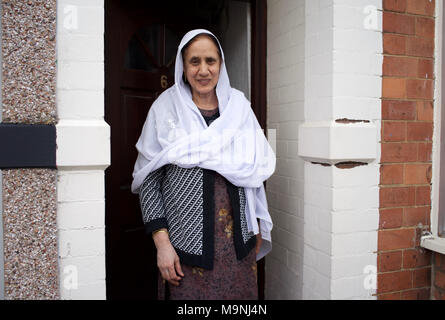 Pakistanische Frau, tragen, Kopftuch, stand in der Tür - weg von zu Hause - Rugby, England Stockfoto