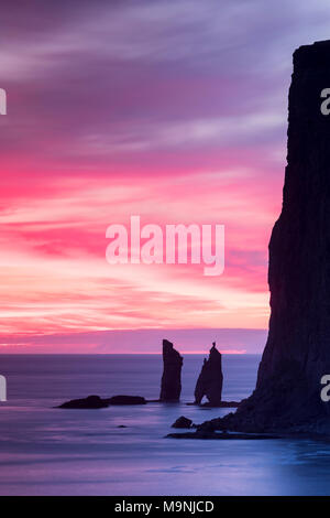 Die Klippen von Risin und Kellingin bei Sonnenaufgang von Tjornuvik, Streymoy Island, den Färöern gesehen Stockfoto