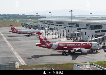 Kuala Lumpur, Malaysia - 24. März 2018: Kuala Lumpur International Airport Terminal, wo AirAsia Flugzeug warten auf abord in sonniger Tag werden. Stockfoto