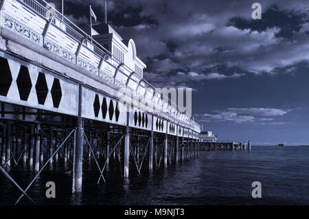 Infrarot Ansicht entlang der Seite des Portsmouths South Parade Pier in Fareham, England, Seite beleuchtet auf ein ruhiger Tag mit Wolken Overhead Stockfoto