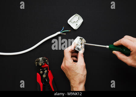 Elektrische Stecker eröffnet und ist offener Schraube einschrauben Stockfoto