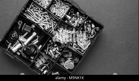 Eine Mischung von Muttern, Schrauben, Unterlegscheiben, und andere Hardware Stockfoto