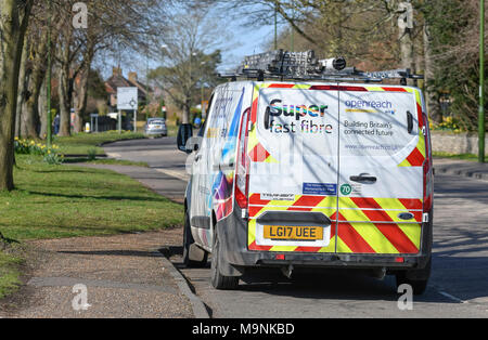 Openreach Van am Straßenrand geparkt, während Ingenieure fiber optic Breitband-internet (FTTC) zu einem Wohnhaus in England, Großbritannien. Stockfoto