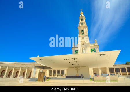 Fatima, Portugal - 15. August 2017: Bell Tower im Heiligtum von Fatima, einer der berühmtesten Reiseziele für Katholische Wallfahrt zum 100. Jahrestag der Erscheinungen der Jungfrau Maria. Stockfoto