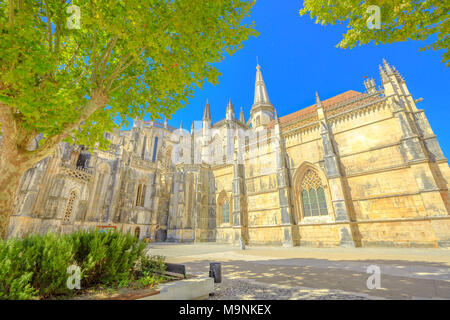 Mittelalterliche Kloster Batalha im gotischen und manuelinischen Architektur in der Stadt Batalha, Central Portugal. Dominikanische Kloster der Heiligen Maria von den Sieg beliebte Sehenswürdigkeit und UNESCO-Weltkulturerbe. Blue Sky. Stockfoto