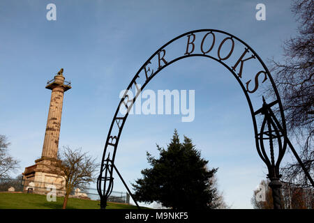 Die Tenantry Spalte und das Zeichen für Barter Books im alten Bahnhof in Alnwick, Northumberland Stockfoto