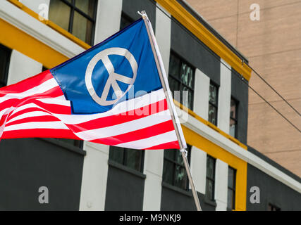 Eine amerikanische Flagge mit einem Frieden Symbol entworfen, fliegt im März für unser Leben Proteste in Houston Stockfoto