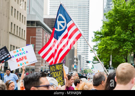 Eine amerikanische Flagge mit einem Frieden Symbol entworfen, fliegt im März für unser Leben Proteste in Houston Stockfoto