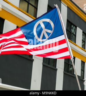 Eine amerikanische Flagge mit einem Frieden Symbol entworfen, fliegt im März für unser Leben Proteste in Houston Stockfoto