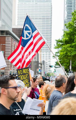 Eine amerikanische Flagge mit einem Frieden Symbol entworfen, fliegt im März für unser Leben Proteste in Houston Stockfoto